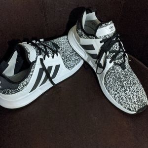 Addidas tennis shoes